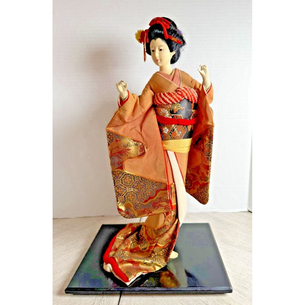 Vintage Sukiyo Oyama Ningyo Japanese Geisha Doll Silk Kimono Lacquer Base Japan
